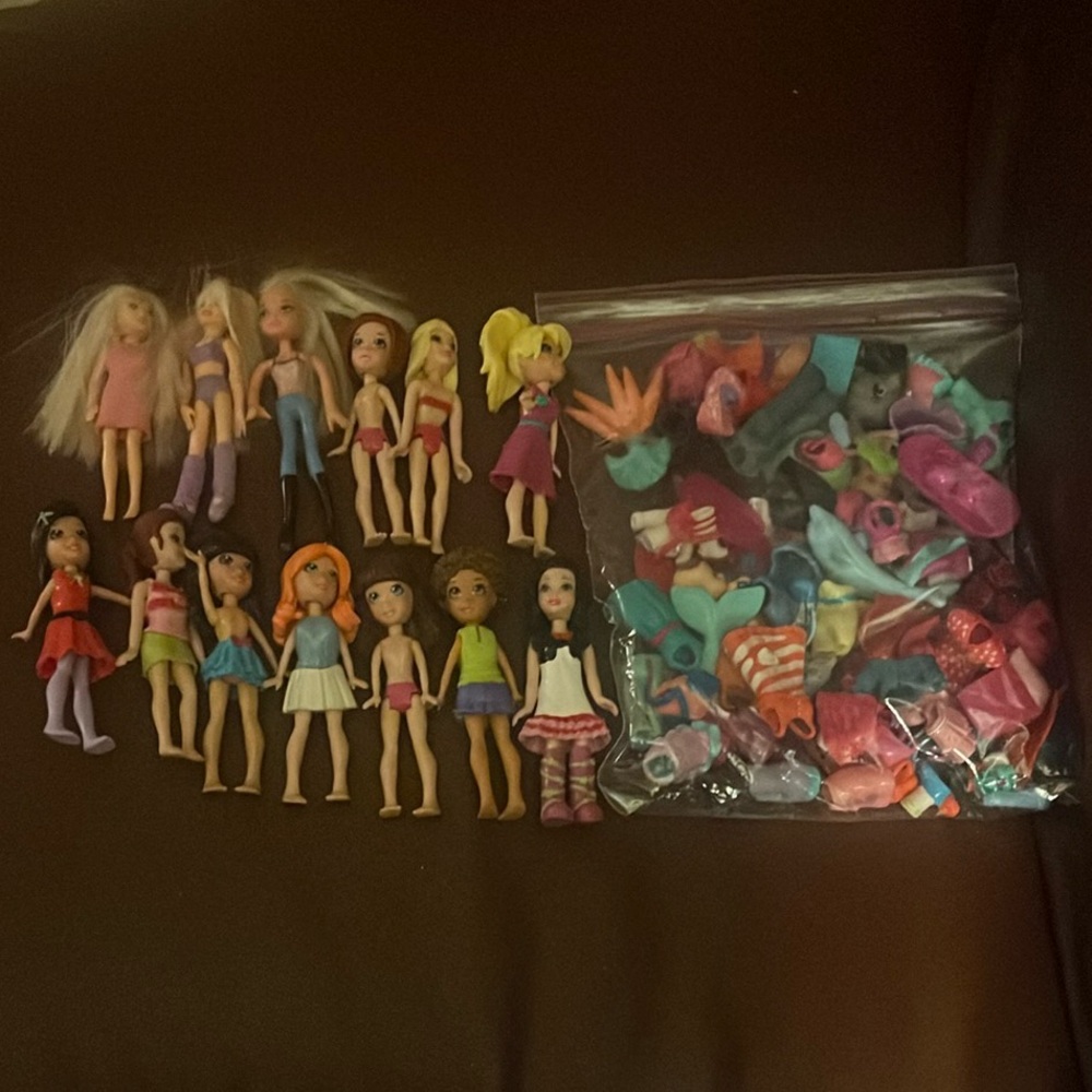 13 Colorful Polly Pocket Dolls, Clothes, and Accessories